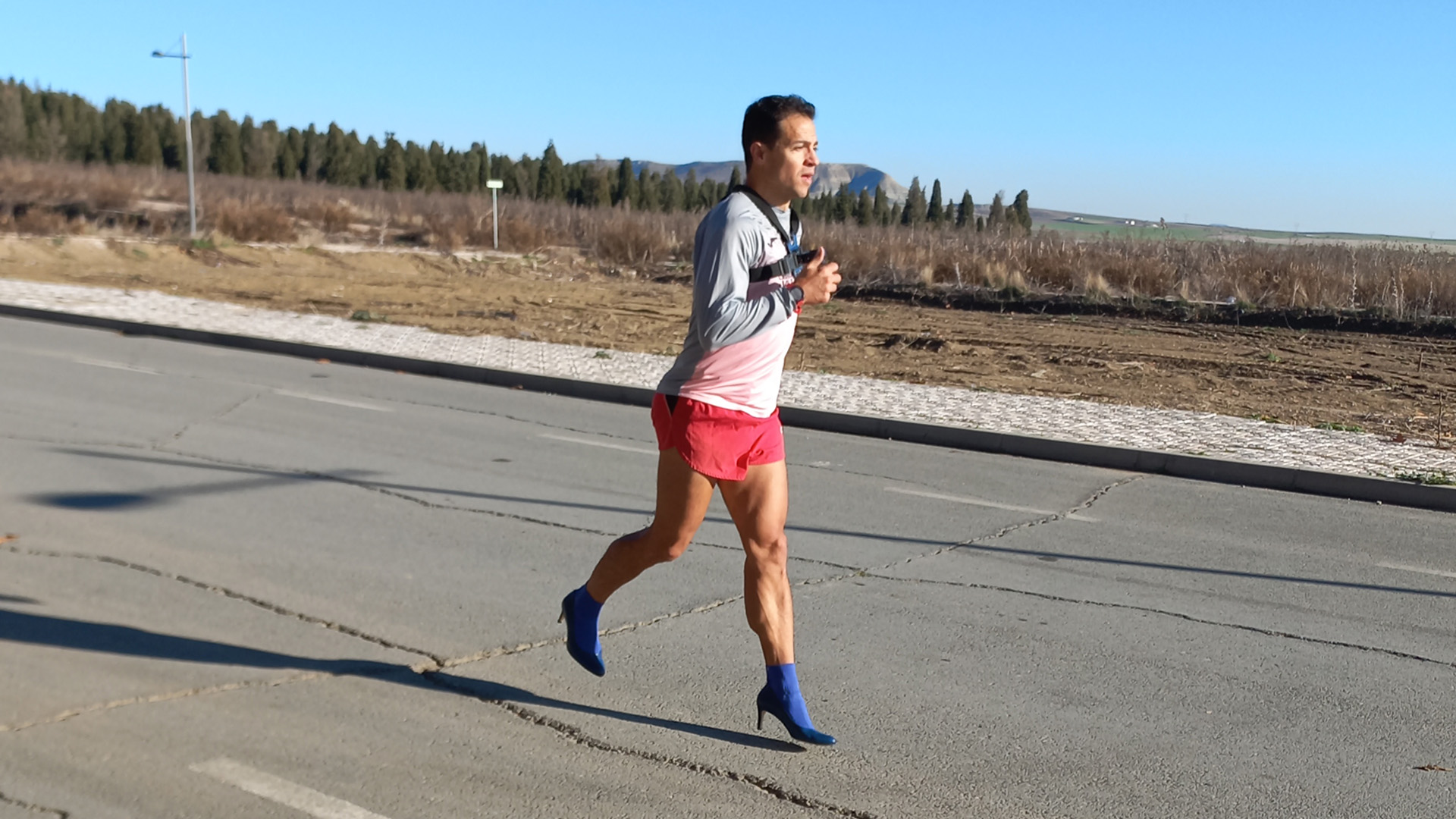 Spanish runner sets fastest 100 m backwards in high heels