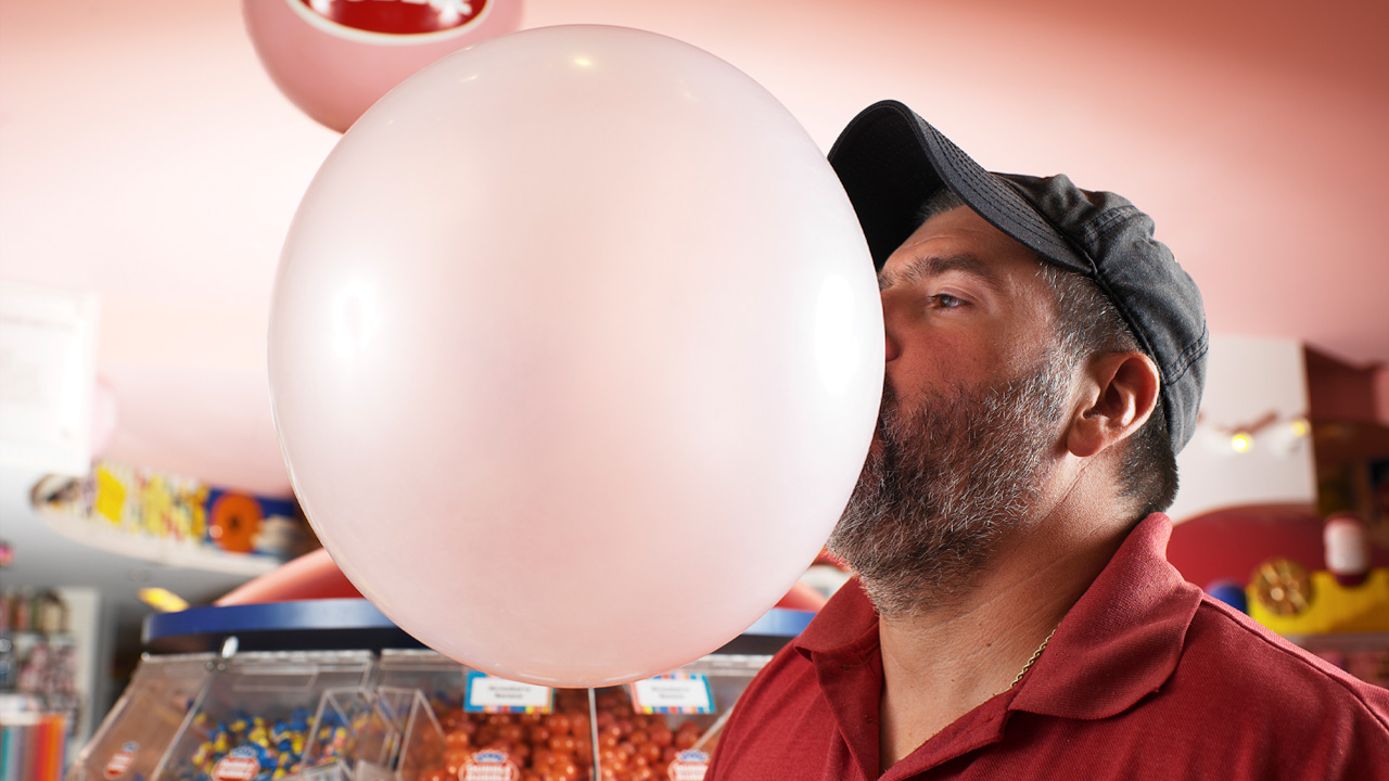 American man keeping tight hold on world record for the biggest bubblegum bubble